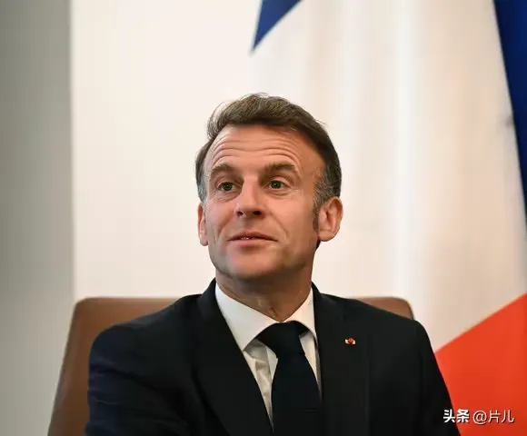 彻底翻车！法国大乱之际，马克龙甩锅后火速外访，民众彻底怒了

法国全国大规模抗议持续发酵，物价、油价飞涨让民众苦不堪言，可总统马克龙的操作却让全网看懵！

国内乱象丛生、百姓上街维权，他不主动正视民生问题，反倒忙着向外甩锅、借机出访避险，这波操作真的合理吗？

近期法国多地爆发大规模民众游行，各行各