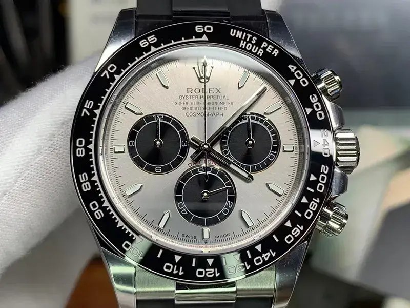 广州这次出名了，近日记者曝光，广州地铁10号线珠江新城站安检人员在日常...