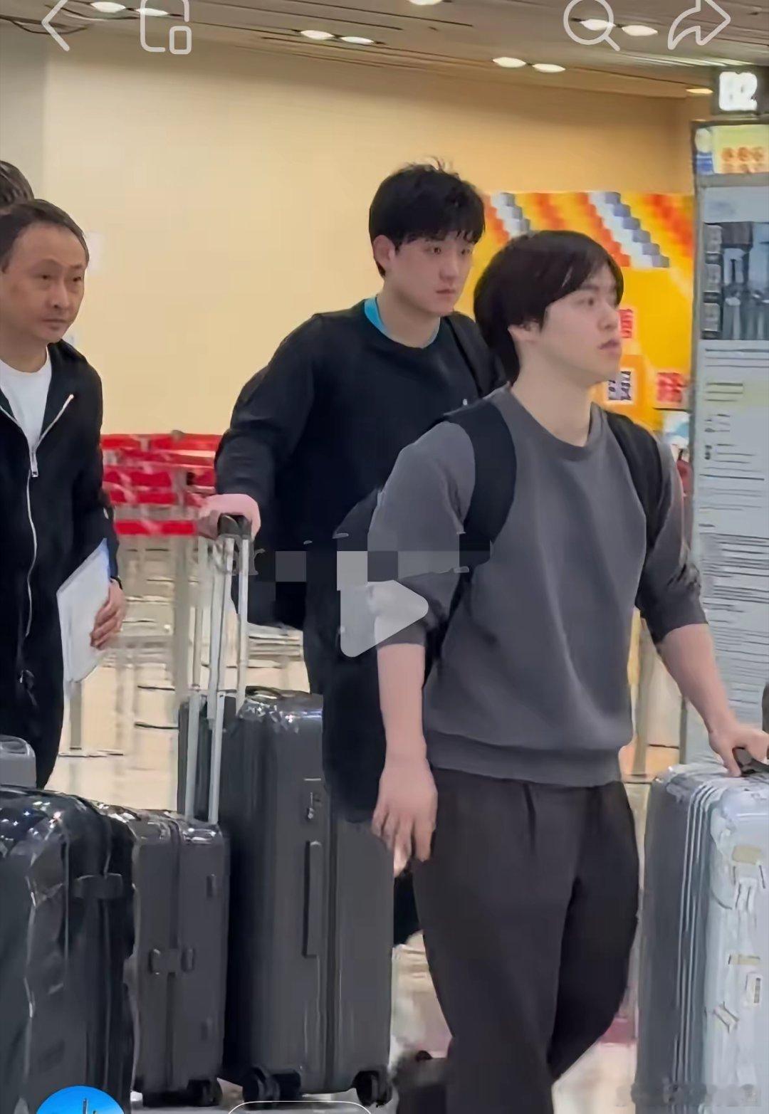 澳门世界杯结束——张本智和一家失落回国！4月6日，张本智和一家随队回国...