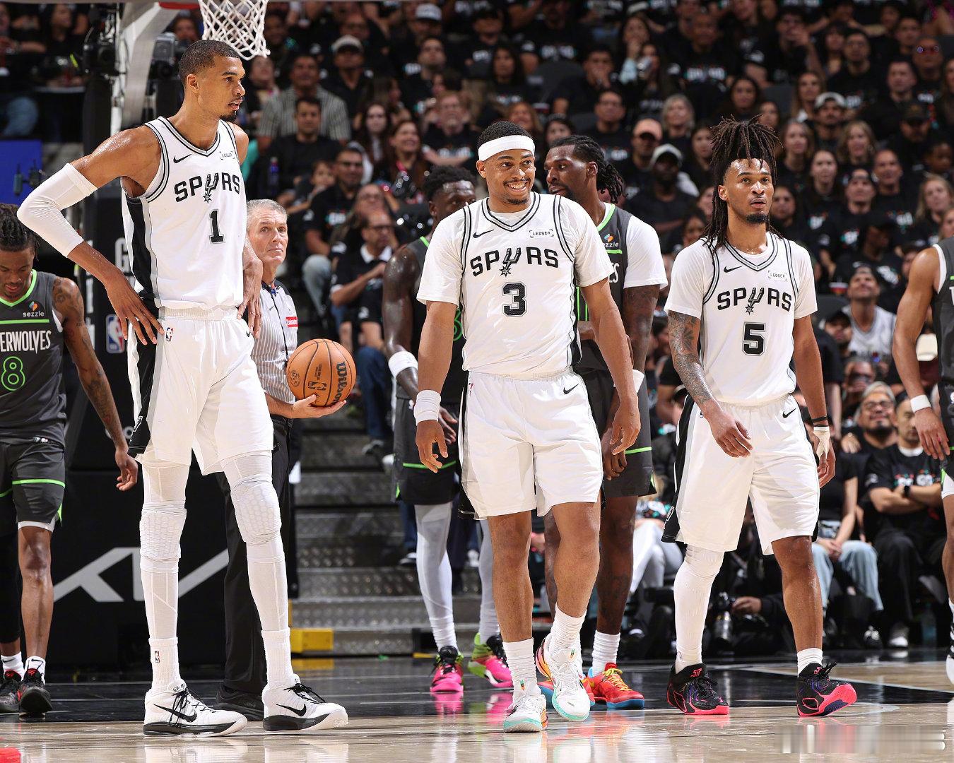 【NBA季后赛西部半决赛G2，马刺主场133-95大胜森林狼，将系列赛...