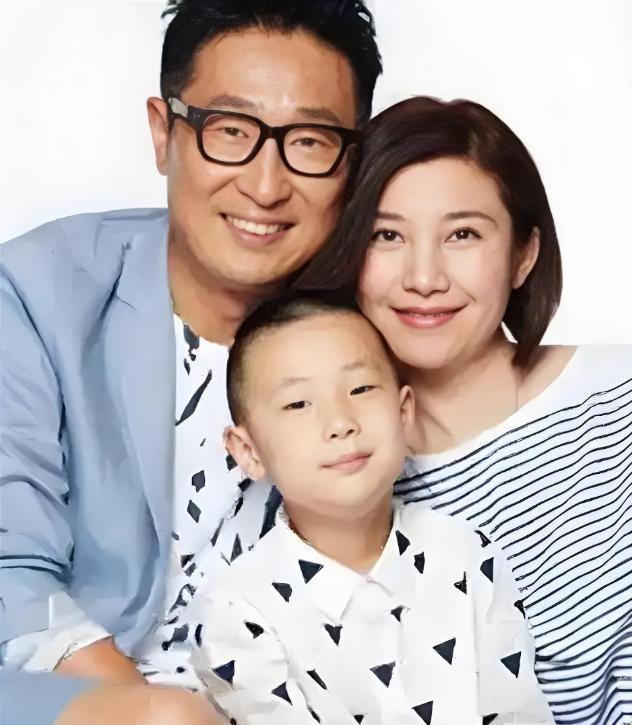 林永健结婚时全部身家3万块，连婚戒都没买，炒了三个菜就把婚结了。后来他红了，妻子花500多块给他买了双鞋，他骂到妻子写了离婚申请书。
这事搁在任何一个家庭，都是一根刺。
从3万块到500块，两套账本的对撞
2003年1月8日，林永健和周冬齐登记结婚。那天没有婚礼，没有钻戒，没有婚宴。林永健在《鲁豫有