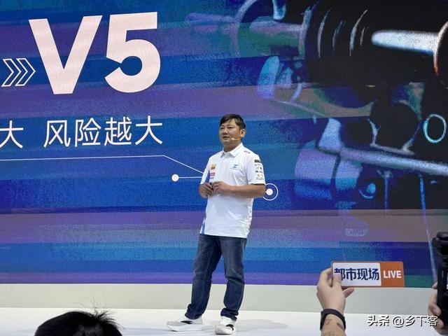 摩博会炸场！张雪机车五款新车发布，覆盖民用与专业赛道
 


2026重庆中国摩博会现场，张雪机车一次性推出五款全新车型，产品线全面铺开，从入门巡航、复古街车、ADV探险车，再到公路旗舰仿赛与纯专业赛车，完整覆盖摩友日常骑行、长途穿越与赛道竞速的不同需求，一出场便引爆全场关注。
 
五款车型定价梯度