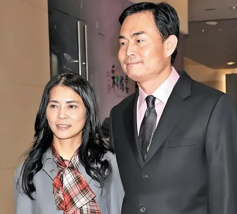 64岁柴智屏离婚24年没再嫁。可她一手捧出的F4大S言承旭罗志祥那一拨。现在都还叫她柴姐。
前阵子新版流星花园又上重播。弹幕里清一色刷的还是柴姐出品。她看了也就笑笑。说现在小孩都不认识我了。
她这一路走来挺传奇。流星花园一炮而红。把F4从素人捏成顶流。大S从综艺咖推到电影咖。罗志祥从偶像歌手转综艺天