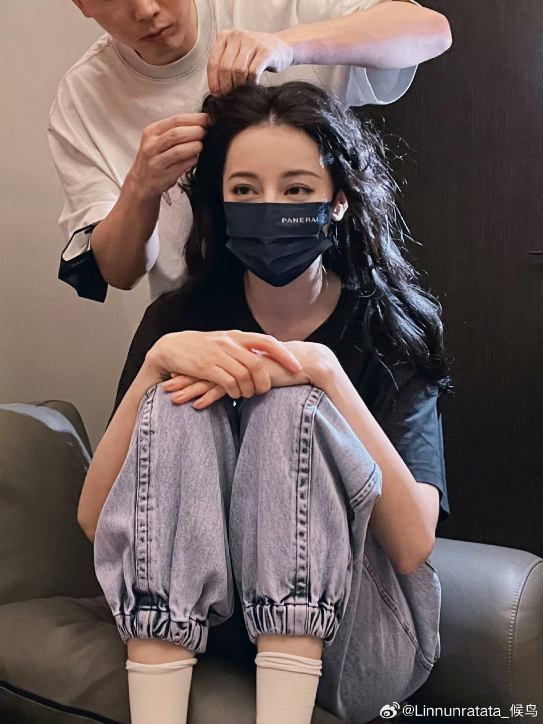 一个滞留迪拜被丢在战区的女孩都只是因为关心太多才出来报平安 一个在导弹面前都能闭嘴的女孩你觉得让她在意一个莫须有的恋情？[笑cry][笑cry] ​