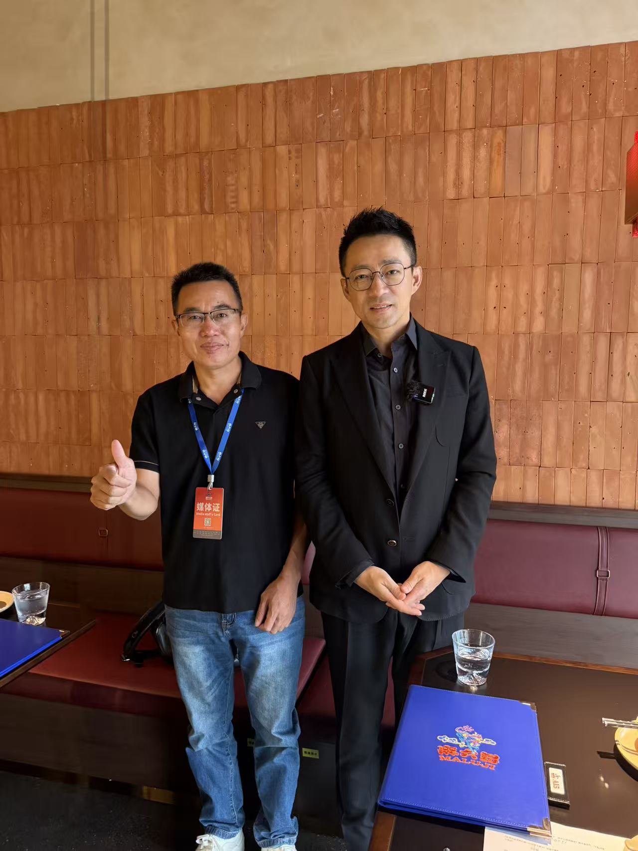 记者朋友专访麻六记创始人汪小菲。麻六记厦门SM门店今日开业，网红川菜品牌正式登陆厦门。