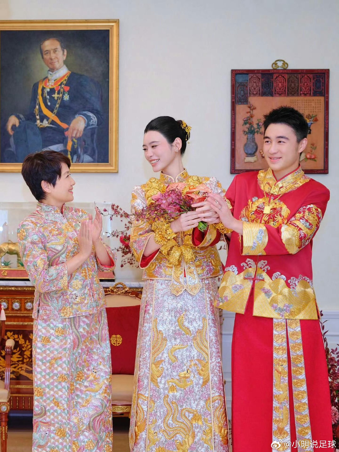 被奚梦瑶婚礼这个黄金围脖惊到了！敬茶的时候婆婆梁安琪送出22只实心龙凤镯，脖子叠戴18只，手腕再各戴两只，满满一圈黄金围脖，估算价值将近300万。
中式敬茶这个仪式感真的拉满，这已经不只是金子，是长辈给新媳妇很厚重的一份祝福。谁看了不说一句豪门婚礼的排面！你怎么看待这种婚嫁礼金？ ​