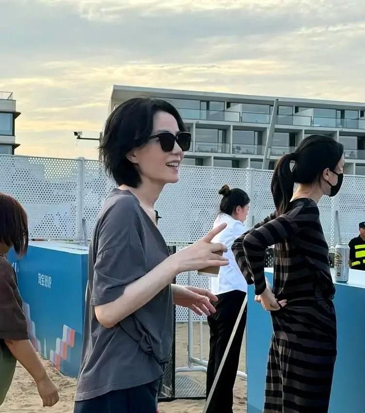 大女儿窦靖童在台上唱歌，台下王菲素颜、穿着绿色雨靴一边随乐起舞。一瞬间大屏对到她，她马上低头靠进朋友肩窝避镜头，旁边二十岁的李嫣也蹲下，母女反应惊人地同步。

舞台上响起《烟花》，她眼里有泪，轻轻擦拭情绪。合影环节她还高声示意，希望被大家看到这位骄傲的妈妈。那天恰逢谢霆锋生日，但她把看女儿放在第一位