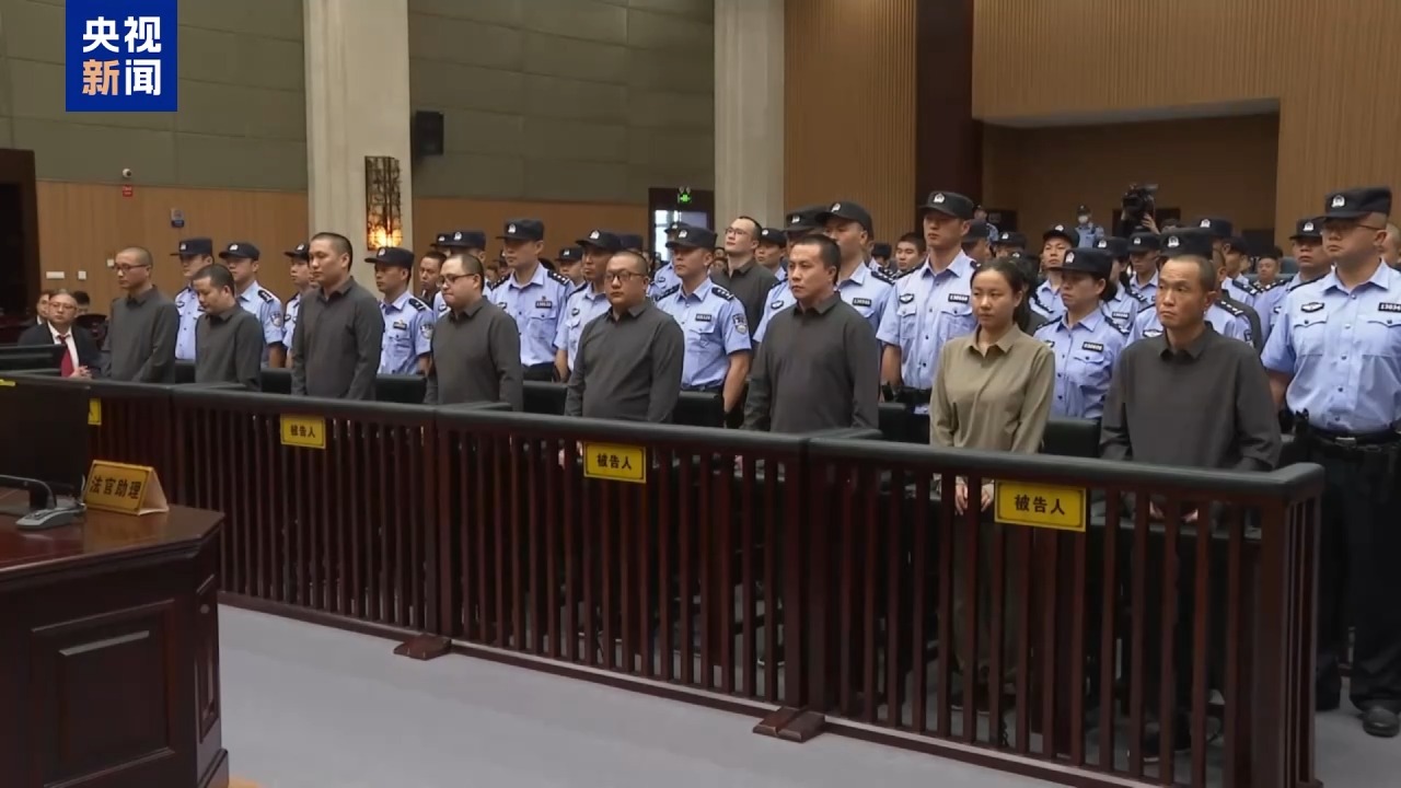 缅北四大家族，这帮人专干电诈，看着好像凶得不得了，动不动就杀人，居然还折腾出&34;杀人祭天&34;这种上古才有的把戏，说起来真叫人莫名其妙，这分明是关起门来在自己小圈子里癫狂到了极点。可拿咱们中国人的眼光一瞧，简直是愚不可及，蠢得没药可救。
 
凭啥这么说？你去看这几家子，基本是全家老小、男女老少齐上阵。赚这