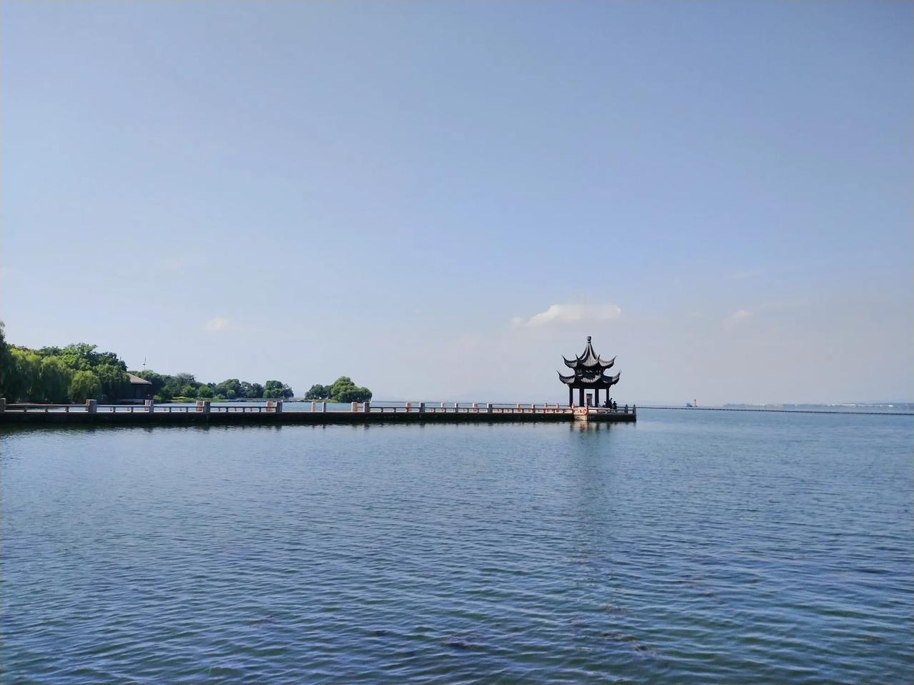 1699年康熙帝就来苏州太湖，看见如此美景！虫二风月无边(風)！并有诗及墨宝留下，还在太湖边种植了杨梅！比50年代郭渣男称太湖绝佳处早了不知多少年！(图为康熙帝苏州太湖上岸处御码头一隅)[捂脸][捂脸]