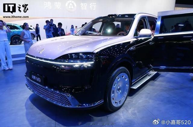 #问界M9 Ultimate亮相2026成都车展# 国产旗舰卷到新高度，不再单纯对标传统豪华，把科技感和高级质感揉在一起，观感真的很刷新认知。 ​
