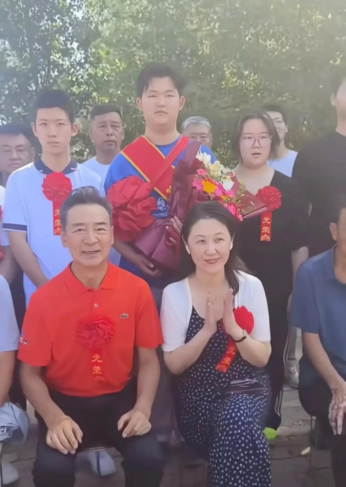 寇振海跟李婷生了三个孩子，听到这句话，我第一反应不是八卦，而是愣了一下。这对夫妻在娱乐圈里着实是个特别的存在，年龄差摆在那，议论声一直没断过，可偏偏人家把日子过成了很多人羡慕的样子。
说起来，当年俩人恋情曝光的时候，外界普遍不看好。寇振海是演惯了老爷戏骨的老演员，李婷正值芳华，这二十来岁的差距搁谁眼