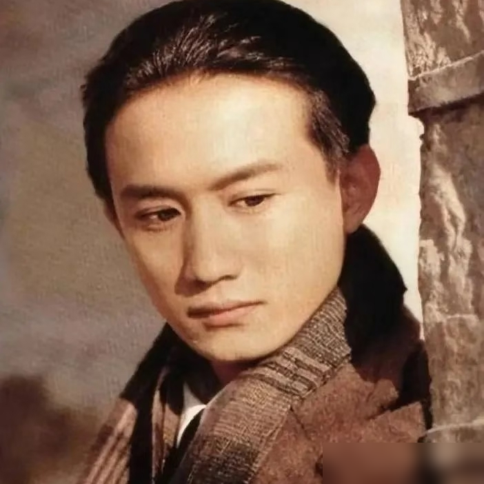 孙红雷说黄磊是完美男人，黄渤却说他老谋深算。
同一张脸，两种判词。黄磊在《极限挑战》里精得跟狐狸似的，算牌算人心，观众都叫他神算子。可下了节目，他跟孙红雷互损十几年，损智商损颜值，孙红雷就一句话：我知道那是玩笑。
海清是他中戏的学生，节目里被他罚着切了一下午菜。切完还乐呵，说没有黄老师当年的严，