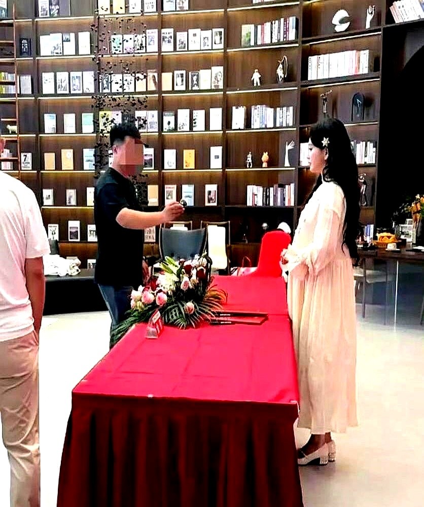 金莎小腹隆起，热搜第一，全网都在恭喜。

她刚跟小男友从俄罗斯回来，机场跟拍图里，肚子确实有点显。旁边男友孙丞潇还小心翼翼地扶着，大家一看，这不就是怀了吗？

结果金莎自己出来说话了，没怀，就是水肿。说自己是易胖体质，来回倒时差，加上吃东西不规律，人就给整浮肿了。

只能说，女明星的肚子，真是显微镜
