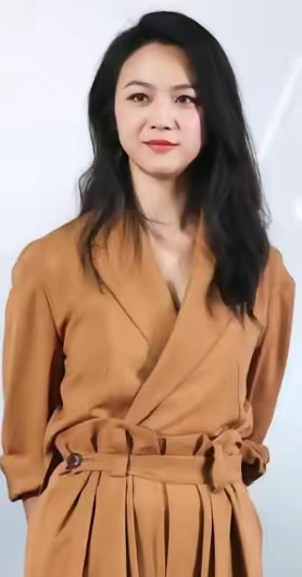 汤唯接下《色戒》时和男友起争执：当年没人敢接的戏，她凭什么赢到最后
当年汤唯接到《色戒》邀约时，和正谈婚论嫁的男友田雨直接爆发了争执。田雨又急又气地质问她“你疯了，这种戏你也接？”，汤唯却异常清醒地反问他三个问题：你知道我赢了多少人才拿下这个角色吗？你知道这部戏的男主角是谁吗？你知道拍完这部戏我的事