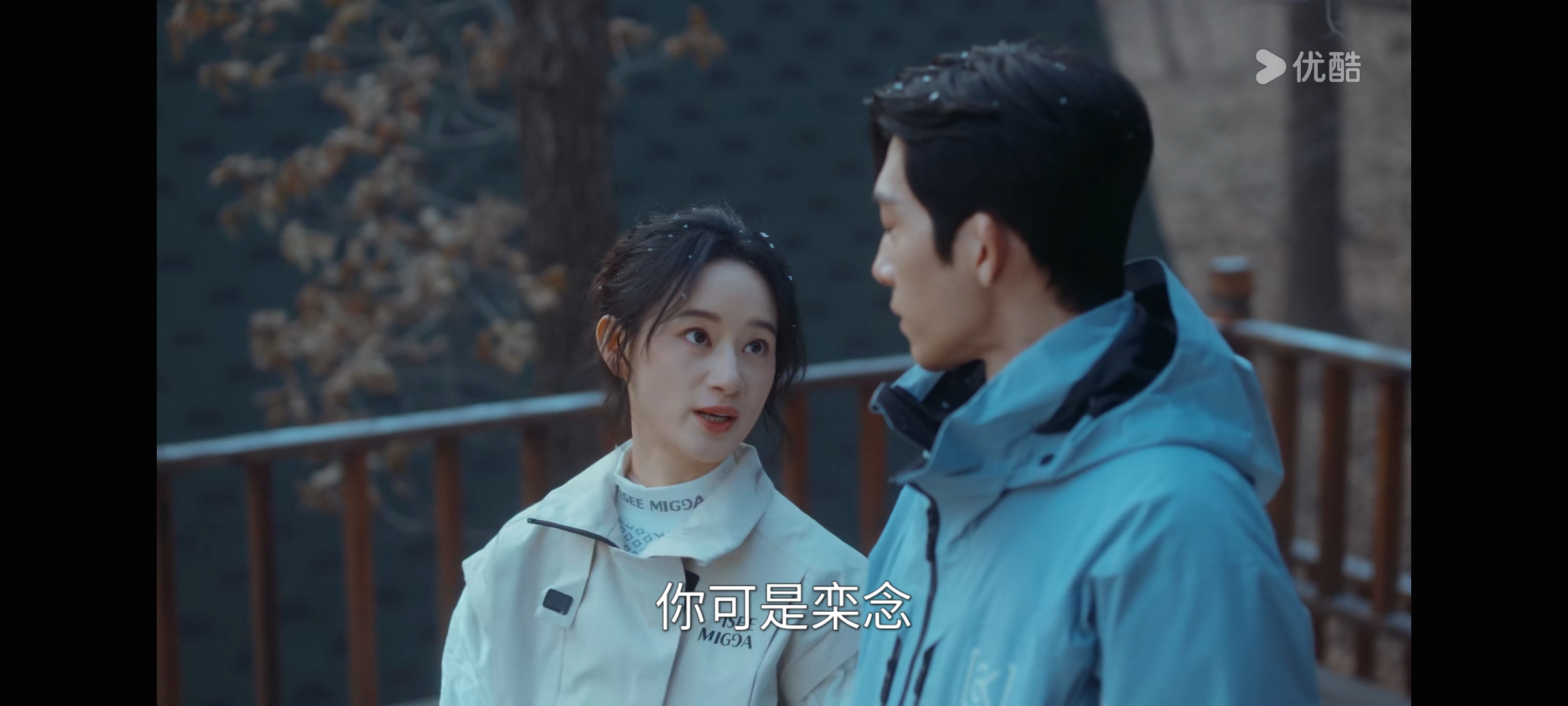 尚之桃的觉醒：当职场菜鸟决定反抗“高位者”

《早春晴朗》最让人窒息的，不是职场内卷，而是尚之桃与栾念之间长达六年的“地下恋”。这段关系从一开始就注定失衡：他是手握生杀大权的创意总监，她是随时可能被优化的职场新人。他享受陪伴与亲密，却从不给出承诺；她渴望认可与平等，却只能在沉默中吞咽委屈。当Alex
