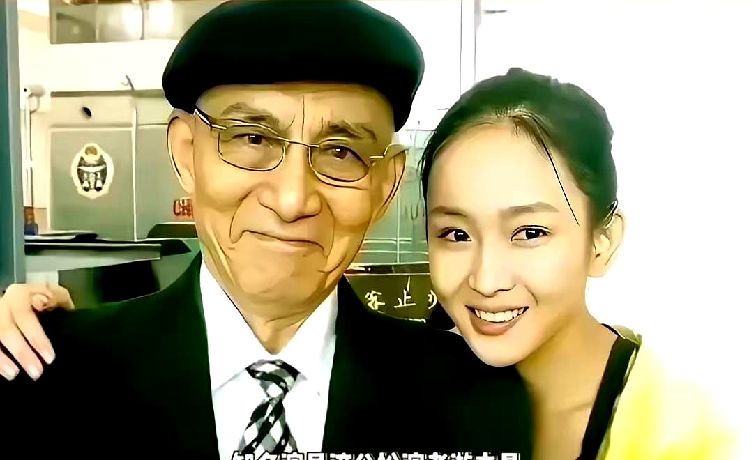 游本昌93岁走的时候，他那闺女游思涵都48了，还是一个人。
这姑娘模样随爹，眉眼