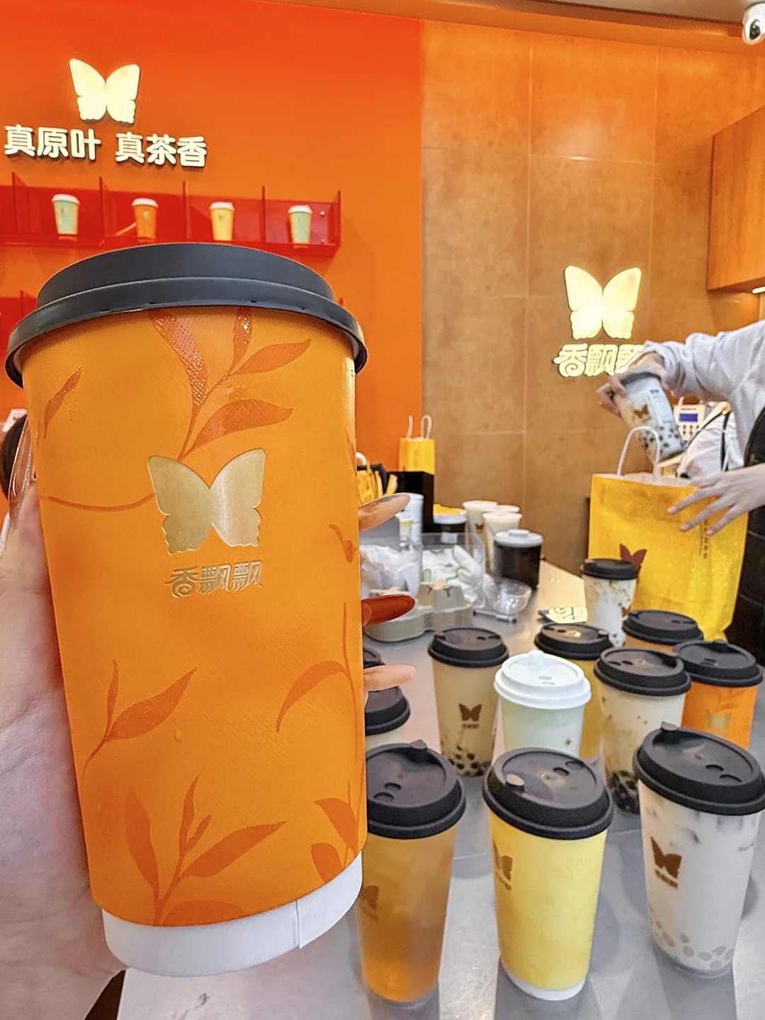 杭州好nb。。。奶茶祖师爷开了全国首店！！！