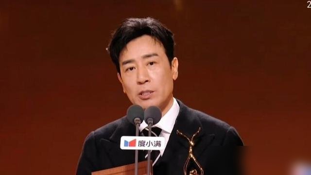 金鹰奖现场，张译拿奖了，脸上却看不出多大动静。
台下掌声没停，他站在那儿，也就抿了抿嘴。搁别人身上，陪跑这么多年终于到手，怎么也得红个眼眶。他没有。
想想也不奇怪。一年大半年扎在组里，昨天还在《神探之痕迹》里跟指纹较劲，今天就得换上西装站聚光灯底下。累是真累，角色还没从身上褪干净呢。
前阵子还