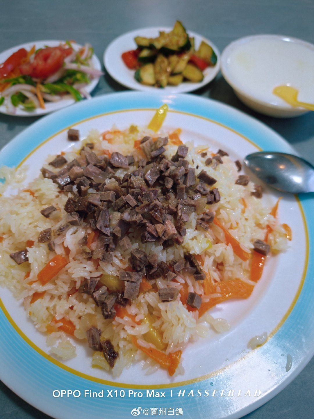 刚出锅的抓饭，每次来新疆伊犁必吃，量大管饱还便宜，这么一份碎肉抓饭25一份，饭不够再加，小菜酸奶免费[哈哈]

📍新疆·伊犁·晴丰源抓饭
📱OPPO Find X10 Pro Max

#不可思议的人生来自经历#  ​​​  ​