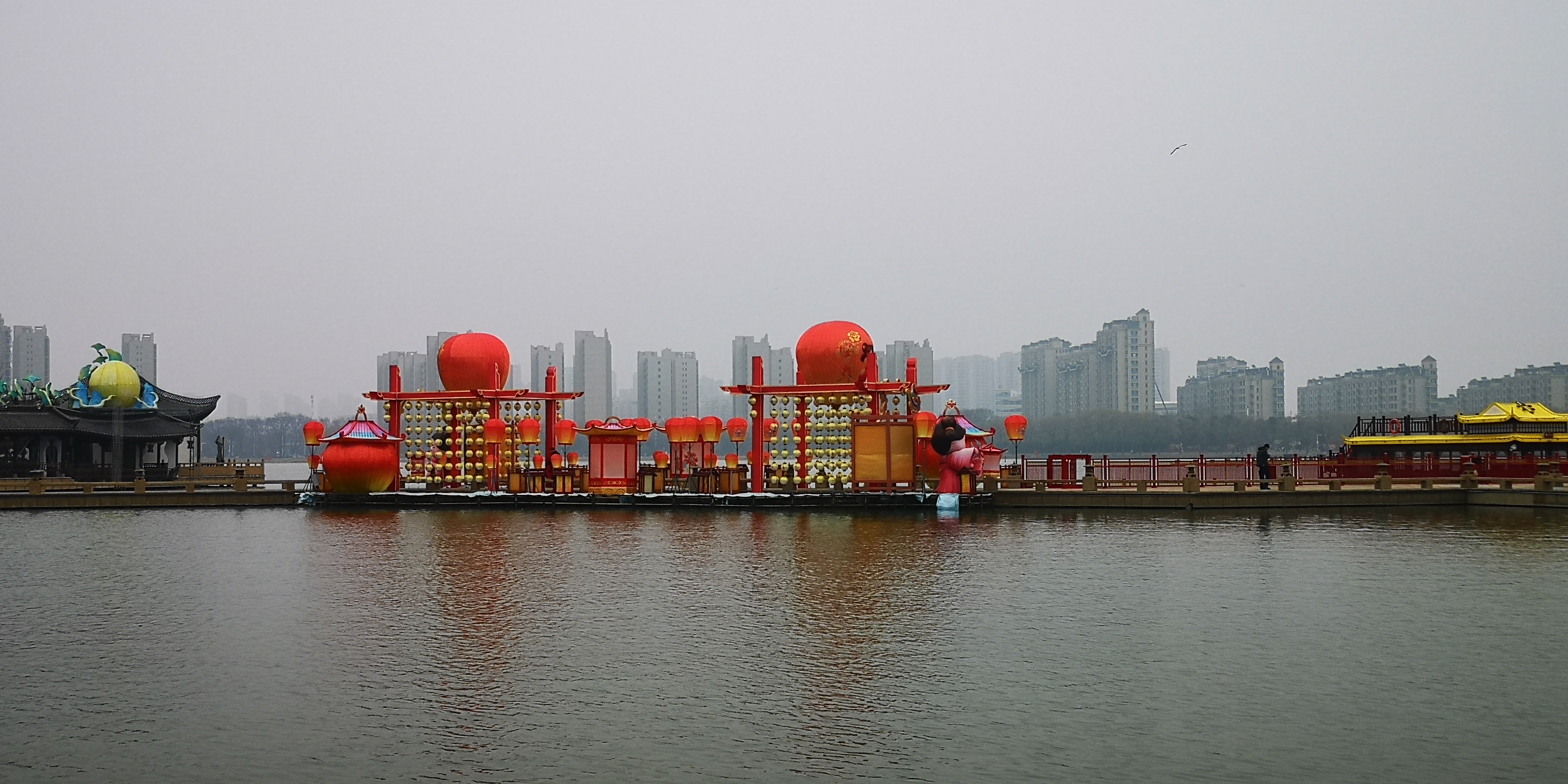 上海浦东机场的出租车宰客乱象真的是把人看懵了，央视2026年9月专门起底过这整套甩客黑链条，警方直接抓了近百名涉案司机，看着大快人心，细想之下藏着不少离谱的细节。
博主“花式足球克里斯”凌晨1点多从T1打上车，没开出去几百米司机就说导航黑屏、车坏了，直接把人扔在深夜的