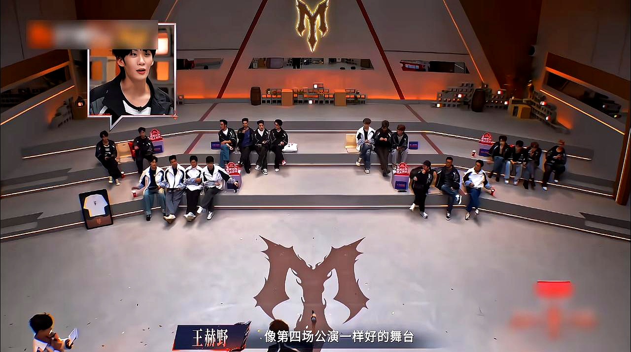 《披荆斩棘》五公选人这出戏，简直把职场宿命感演绝了：余文乐和张睿为了躲开唱跳，咬牙双双拒绝姚琛，转头投奔自以为稳妥的王传君，结果前脚刚进门，王传君反手就选了唱跳舞台《面纱》
 

费尽心机绕了这么大一圈，该出的汗一滴都少不了。中年哥哥们拼命想避开加班受罪，结果精准跳进同一个坑里，硬生生演成了现实版的