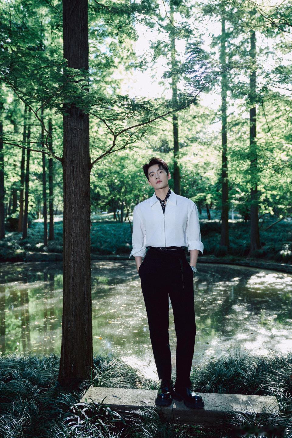 #杨洋[超话]##杨洋 一笑倾城扛剧# 你是人间烟火不自知，我在俗世仰望应如是。​