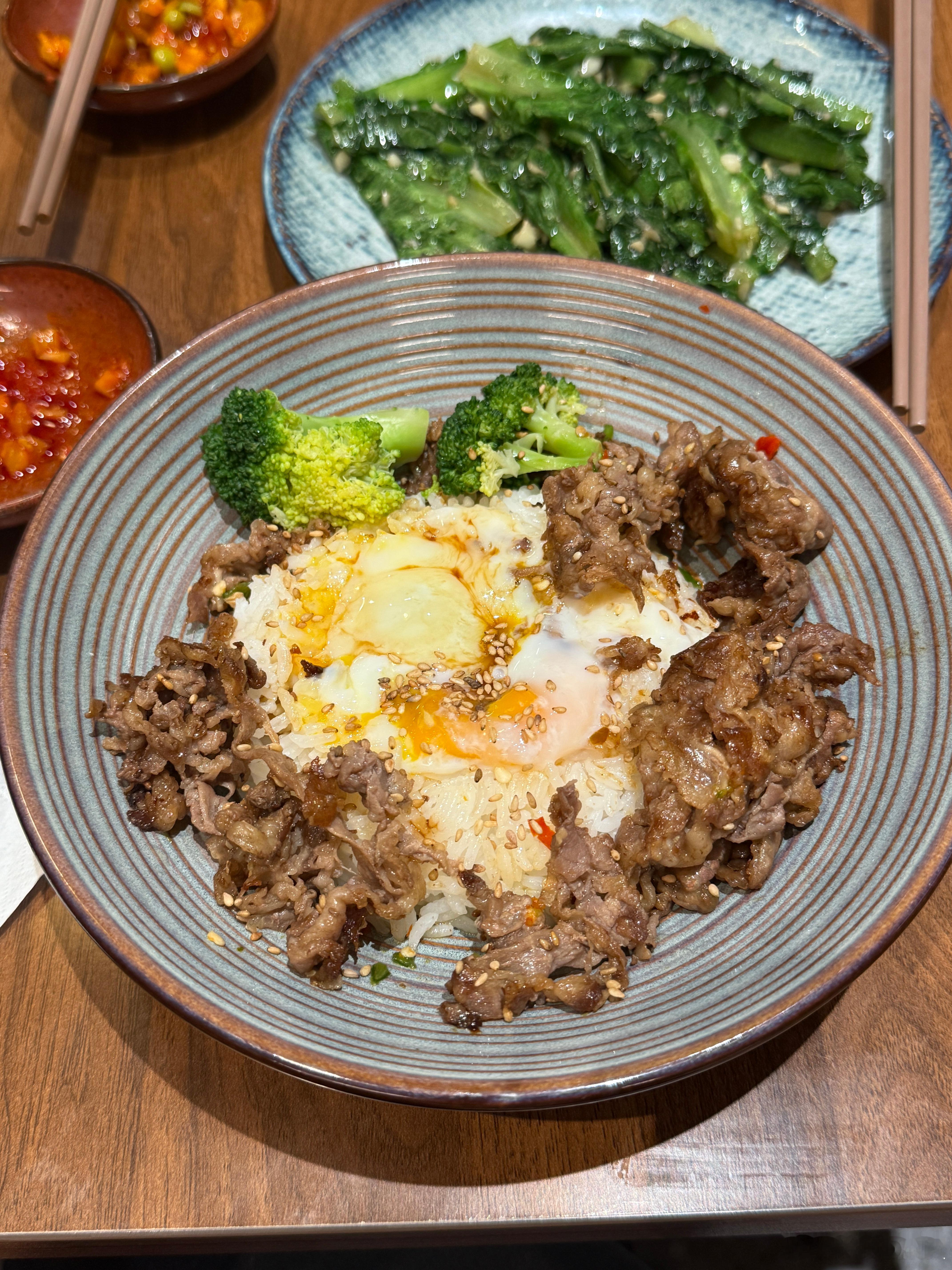 厦门湖里吃吃吃｜陋食铭板前烤肉饭（厦门SM店）
店面在一期负一楼，可以看到开放式厨房，板前现烤烤肉和炒菜一目了然。某音上有团购套餐，比单点划算不少。
· 波罗的海落日：溏心蛋 + 肥牛 + 西兰花 + 菠萝。
· 醇香安格斯流心饭：溏心蛋 + 肥牛 + 西兰花。
店里的萝卜干、豆腐海带汤、米饭和茶水都是 ​