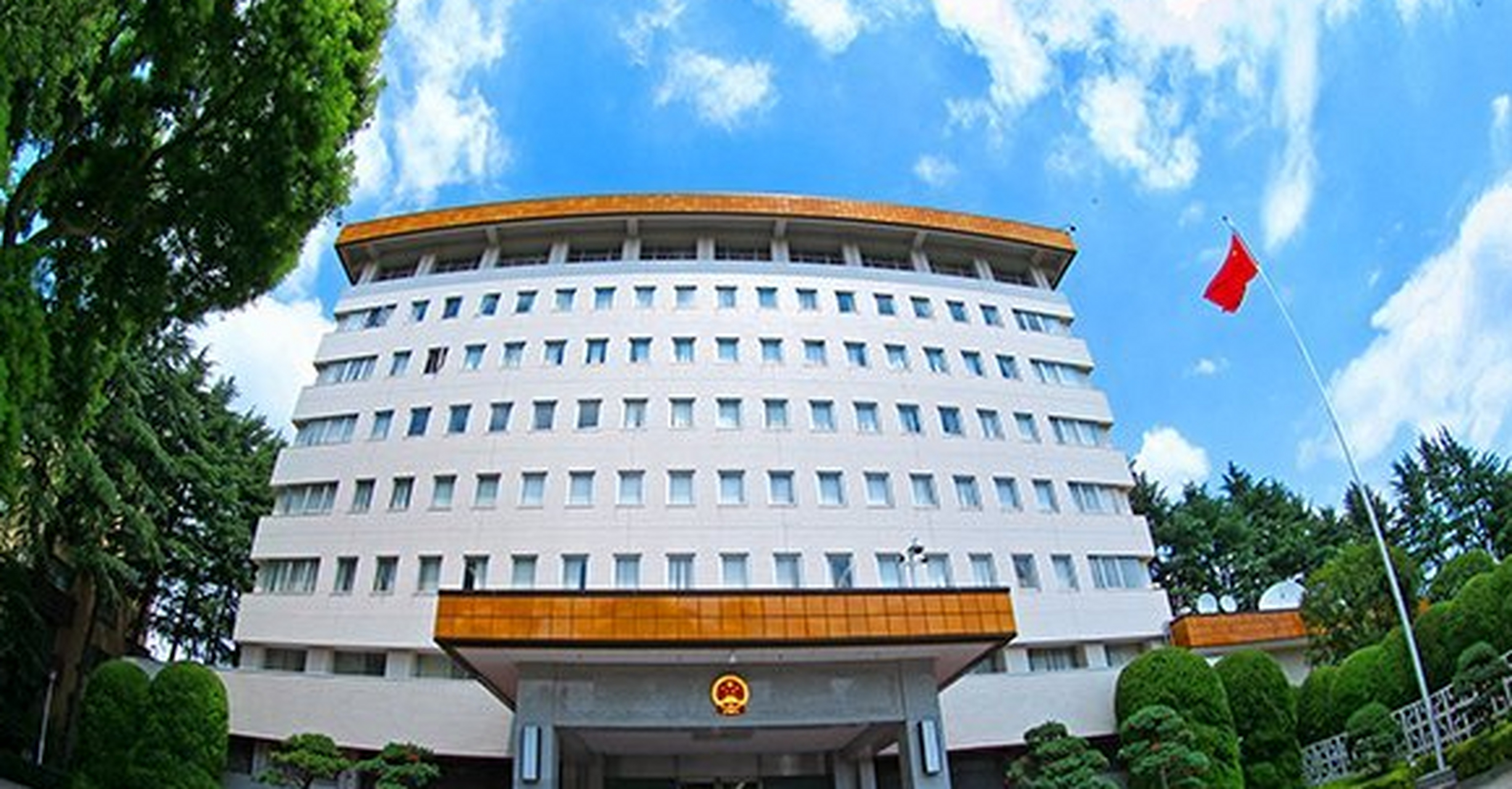对等反制！中国驻日使馆宣布调整日本公民赴华签证规费，签证费双向对等原则落地
       中国驻日本大使馆发布公告，依据签证费对等安排，对日本公民赴华签证规费作出相应调整。此举并非单方面抬高费用，而是遵循国际通行的对等原则，参照日方对中国公民收取签证费用标准，实现签证规费互相对等，不少网友直言：早该