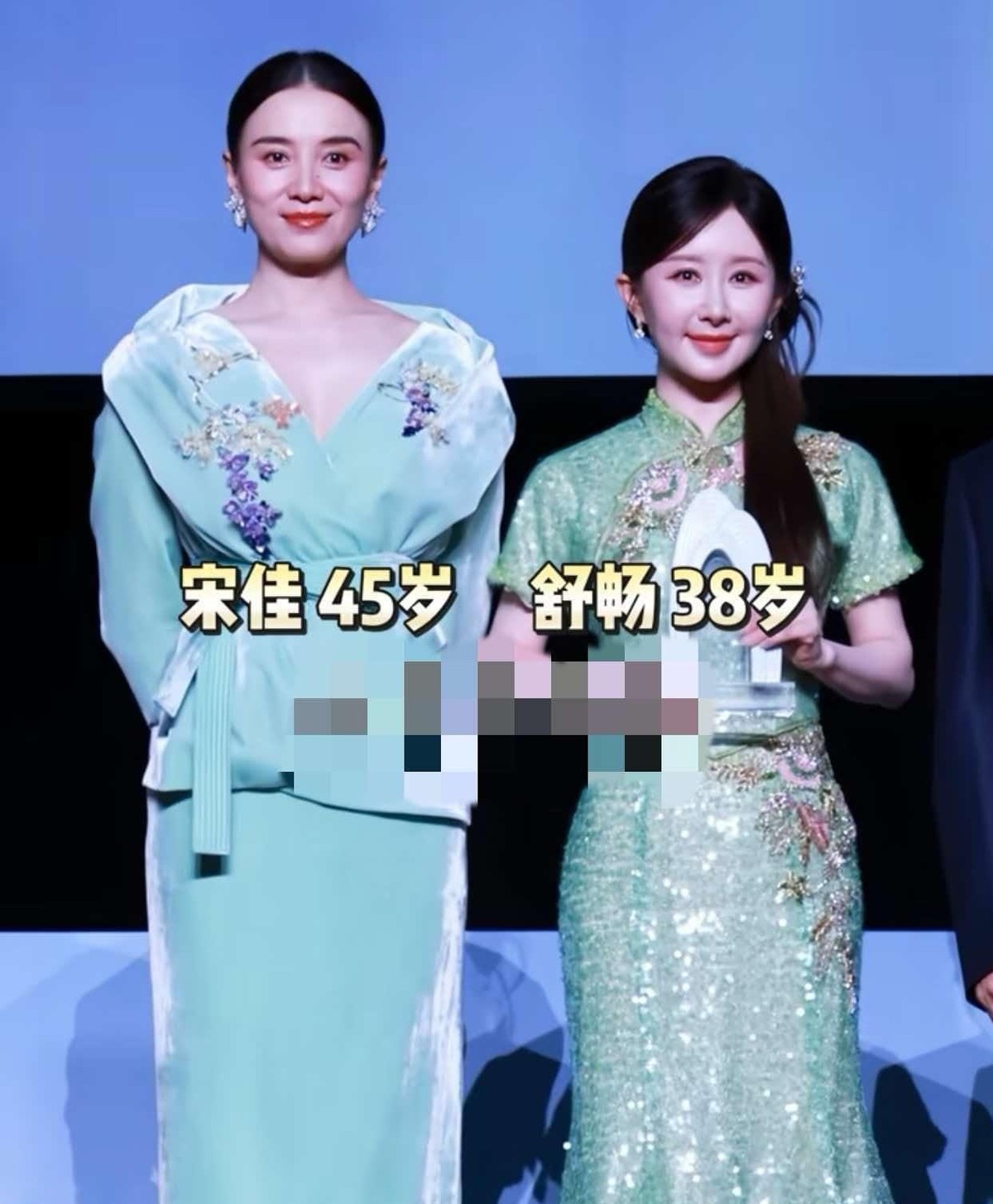 舒畅和宋佳前两天在上海一个品牌活动上同框了，现场生图流出来之后评论区直接炸了。舒畅穿了一件绿色亮片改良旗袍，宋佳是一身薄荷色新中式长裙，两个人站在一起的时候，明明舒畅比宋佳小七岁，画面上的状态却完全反过来了。舒畅的脸看着很饱满，一点皱纹都没有，但鼓鼓囊囊的，笑起来肌肉扯不开，整张脸透着一种说不出的紧
