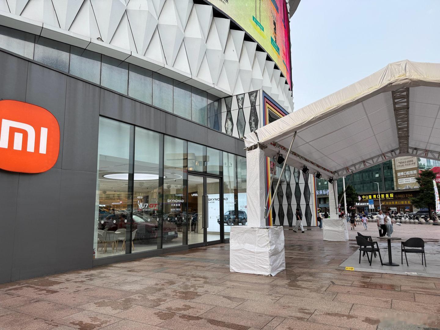 不算临时外展，门店就只能放新SU7、N90和YU7 GT这三辆展车了  ​