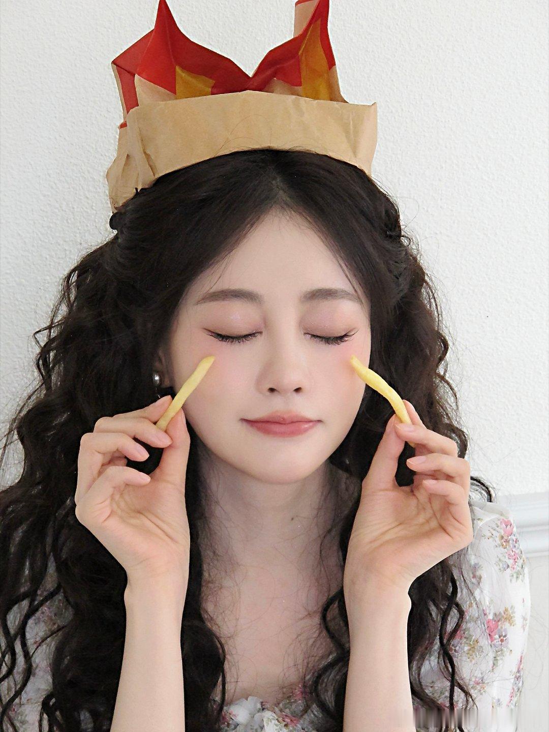 #祝绪丹[超话]#  zxd#祝绪丹玉香# zxd#祝绪丹凤舞九天# 
春天有鲜花绽放，秋天有枯叶飘落，但热爱有始无终·祝绪丹遮天｜祝绪丹姬紫月｜祝绪丹
​