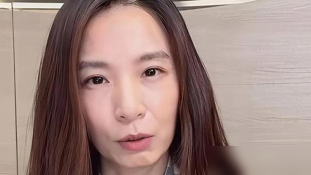 粉丝刷“解开第一颗扣子”，田馥甄直接回：“把我这当什么直播间？”接着补一句，“打赏到位开到肚脐”。
这话一出，弹幕直接炸了。有人觉得她玩不起，有人觉得她接得漂亮。
说白了，人家开直播是给新专辑《要去什么地方》预热，不是来搞擦边流量的。12月台北小巨蛋连开6场，票价800到5200，实名抽选，根本