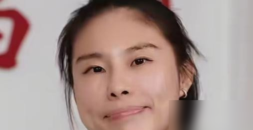 右脚踝韧带撕裂，靠止痛药硬扛国际大赛，扭头就飞澳洲当球队老大。
王思雨10月5号落地墨尔本，6号直接合练，队里把她海报放C位，穿1号，控卫，核心。主场打悉尼火焰，球票抢空了。对面站着杨舒予，10号，全英文采访说想冲WNBA。
国家队队友，海外揭幕战直接对位。一个刚把伤养利索，一个刚从二级联赛打上
