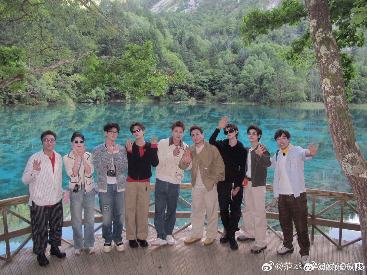 #现在就出发4热度##现在就出发4口碑# 《现在就出发4》大合照。沈腾、贾冰、白敬亭、黄景瑜、范丞丞、王安宇、胡先煦、王楚然好养眼！节目目前在九寨沟录制，热度好高！ ​