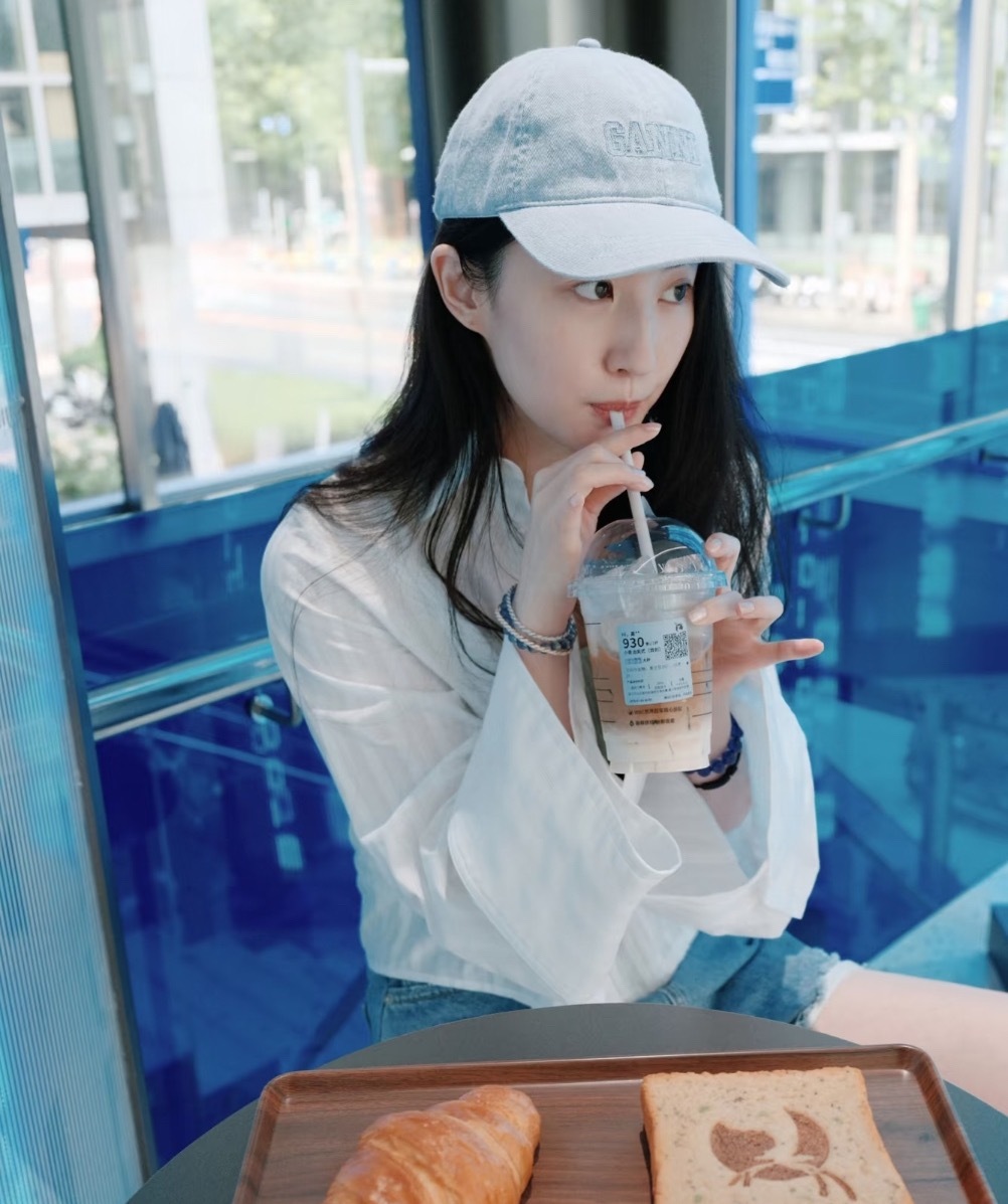 🍉
1.唐艺昕现在的生活安逸富足，丈夫每个月都会给她充足的生活费，日常花销不愁。她选择拍戏，更多是打发闲暇时光，顺便赚点零花钱。
2.刘亦菲并没有结束和瑞幸的合作，双方拍摄了全新广告，只是这次合作的身份头衔进行了升级。
3.赵今麦精致好看的鼻型，大多是化妆打造出来的效果。
4.李兰迪已经拿 ​
