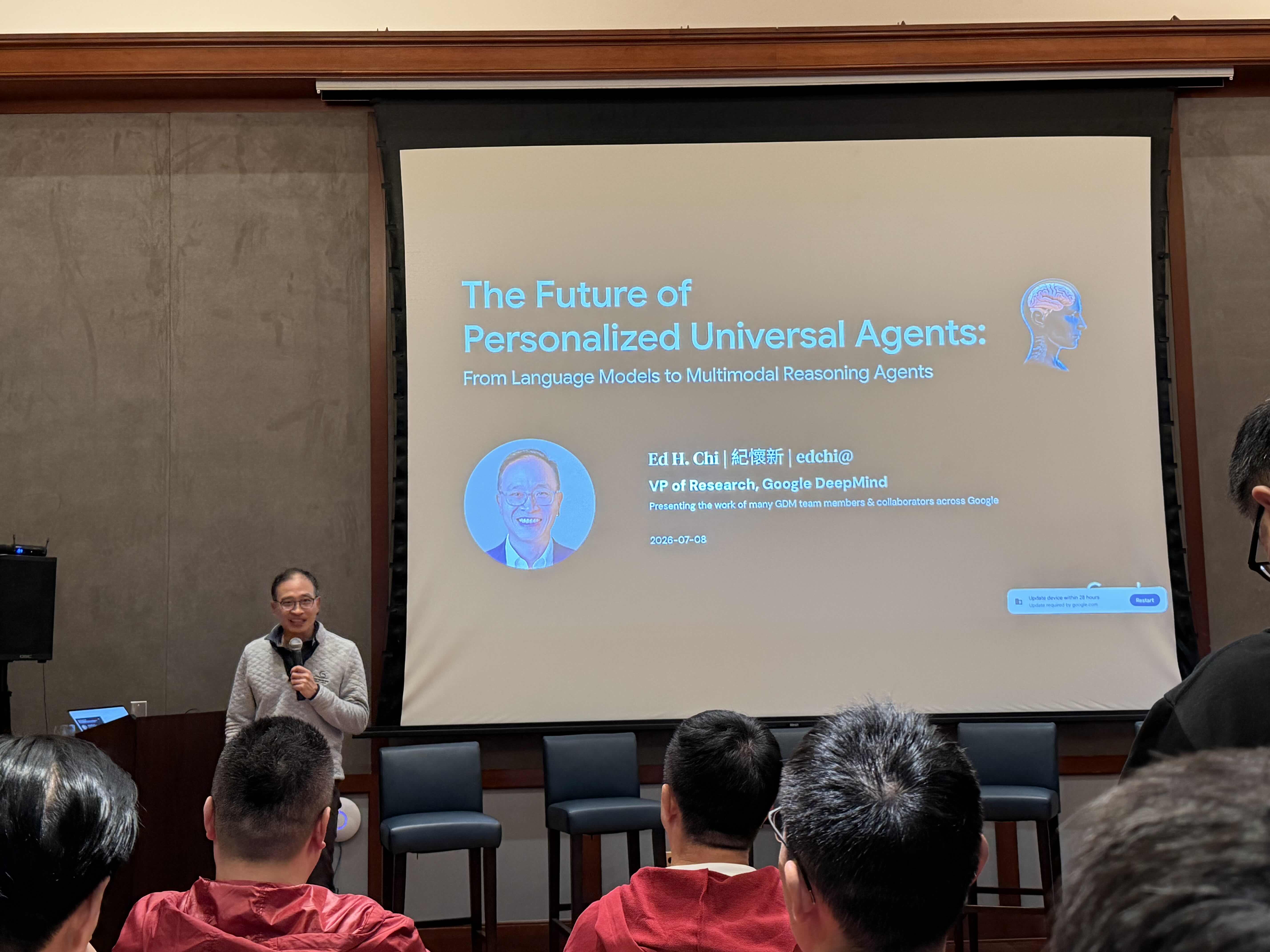 晚餐后，聆听Google DeepMind研究副总裁纪怀新（Ed H. Chi）的分享，主题《The Future of Personalized Universal Agents》，探讨从大语言模型走向多模态智能体的未来。（一）