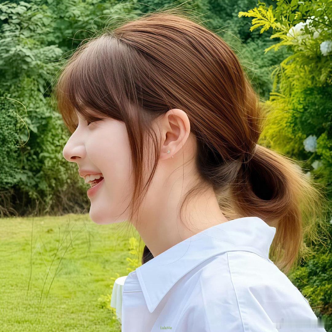 #赵露思[超话]# 白衬衫 好美的露宝
#赵露思# ​​今日份参加婚礼的露儿完全露稚！ ​​​
干净舒服的氧气感🌿 ​​​