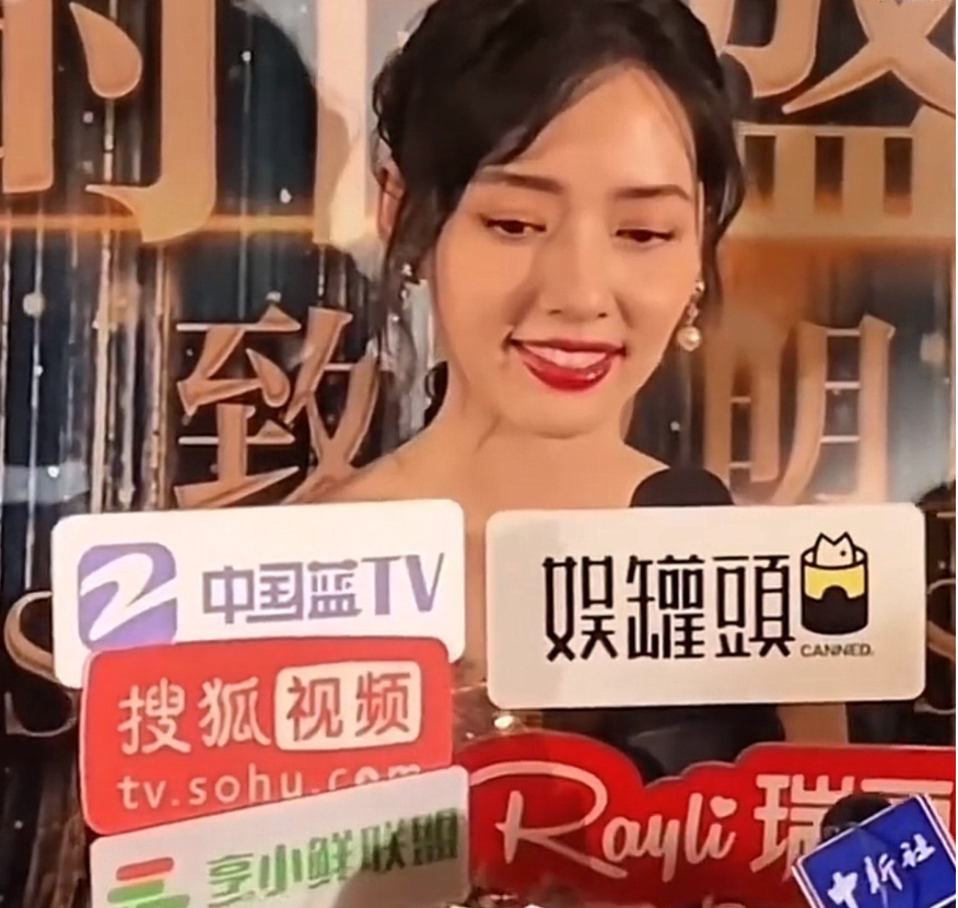 记者问郭碧婷“向太是不允许媳妇染头发吗？”郭碧婷“没有啊，妈妈只是觉得我刘海好像不好看，但是男生都喜欢我的刘海，老公还蛮喜欢的。”
这个回应堪称豪门话术的教科书，每一句都在划界，每一句又都在给所有人留足面子。
2019年12月，郭碧婷在台北晒了一张染红棕发、留着空气刘海的素颜照。向佐在底下留言“我老