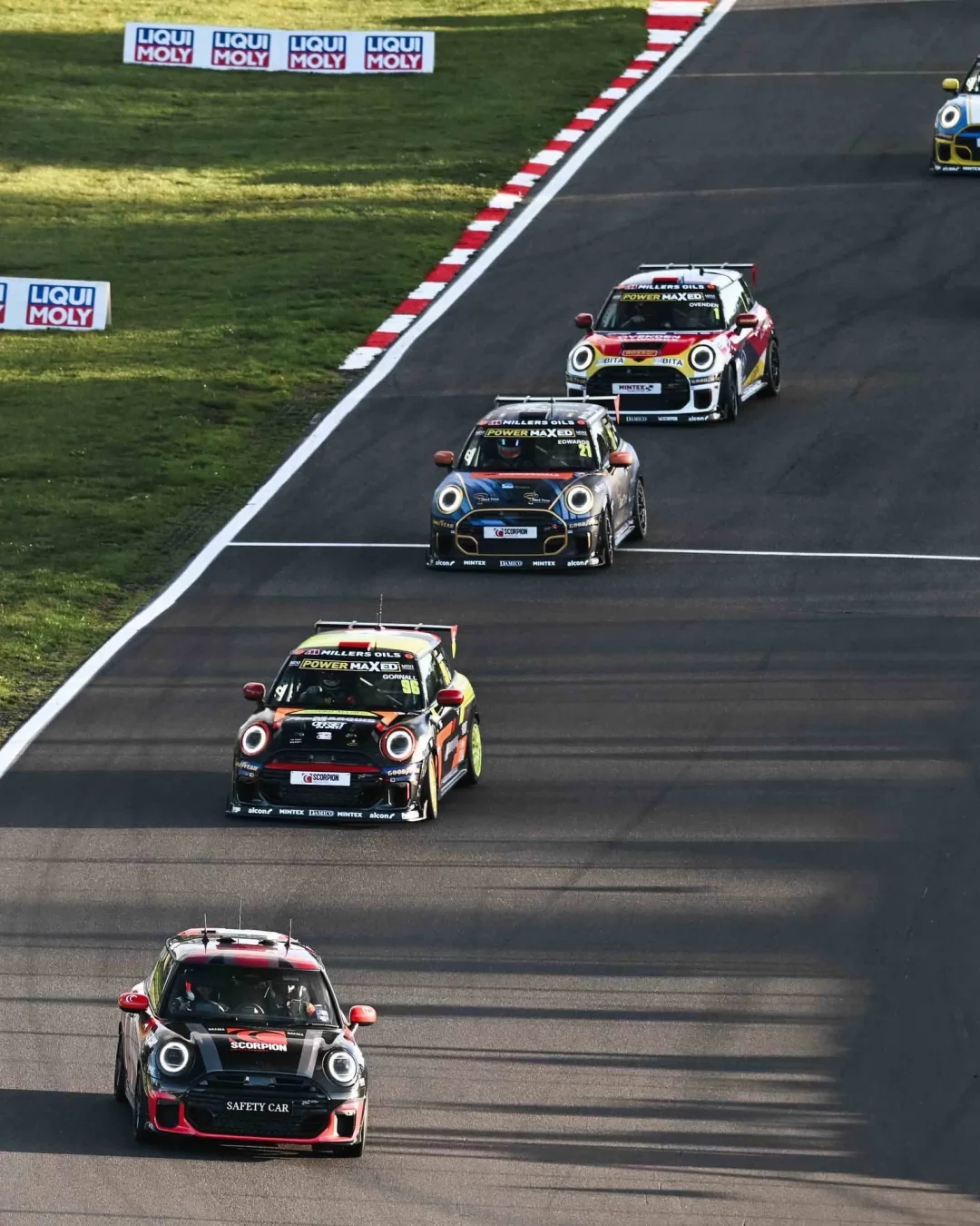 MINI的赛道基因，一入弯就藏不住了🏁