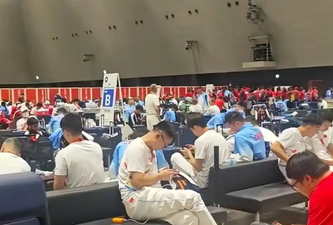 日本亚运再惹众怒！拒派大巴接运动员，中国队在名古屋机场干等6小时，有人又累又困又饿。几百号人挤在名古屋机场的交通中心，地上东倒西歪全是运动员。中国队12点15分准时落地，体操队21个人，系统里只能查到2个。
 
大巴不来，没人拍板，现场志愿者也只能双手一摊。这一等，就是将近6个小时。

（大家别忘了