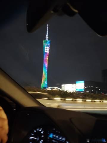 你在拍什么？<br />：我在拍广州塔。<br />：你没见过晚上的...