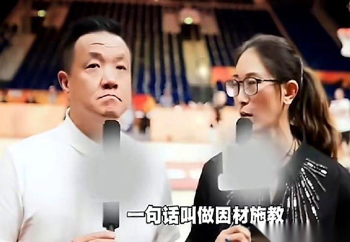 前国手隋菲菲针对中国女篮现状的这番点评，算是直接捅破了窗户纸。没有场面话，没有和稀泥，她开口就砸向了两个最扎痛处的硬伤：战术脱节，和刺眼的“个性”。
先看第一刀，直指战术板。
韩旭、李月汝，再加一个张子宇，三大中锋往篮下一杵，这就是肉眼可见的高度优势。但在隋菲菲眼里，这不该是摆设。她没把锅甩给“跟不