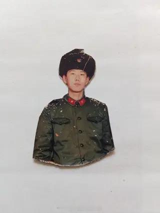 你永远不会知道的军人退伍时为何会情不自禁流下眼泪的神秘原因。
我是快六十岁的人了，退伍已经将近40年，我们那个时代，穿上军装是令所有年轻人羡慕的事情，而当兵就必然意味着退伍，退伍时绝大多数的军人都会情不自禁的流下眼泪，这是灵魂深处的不舍，不是你自己的情绪能够控制住的，所以在网上，大 ​