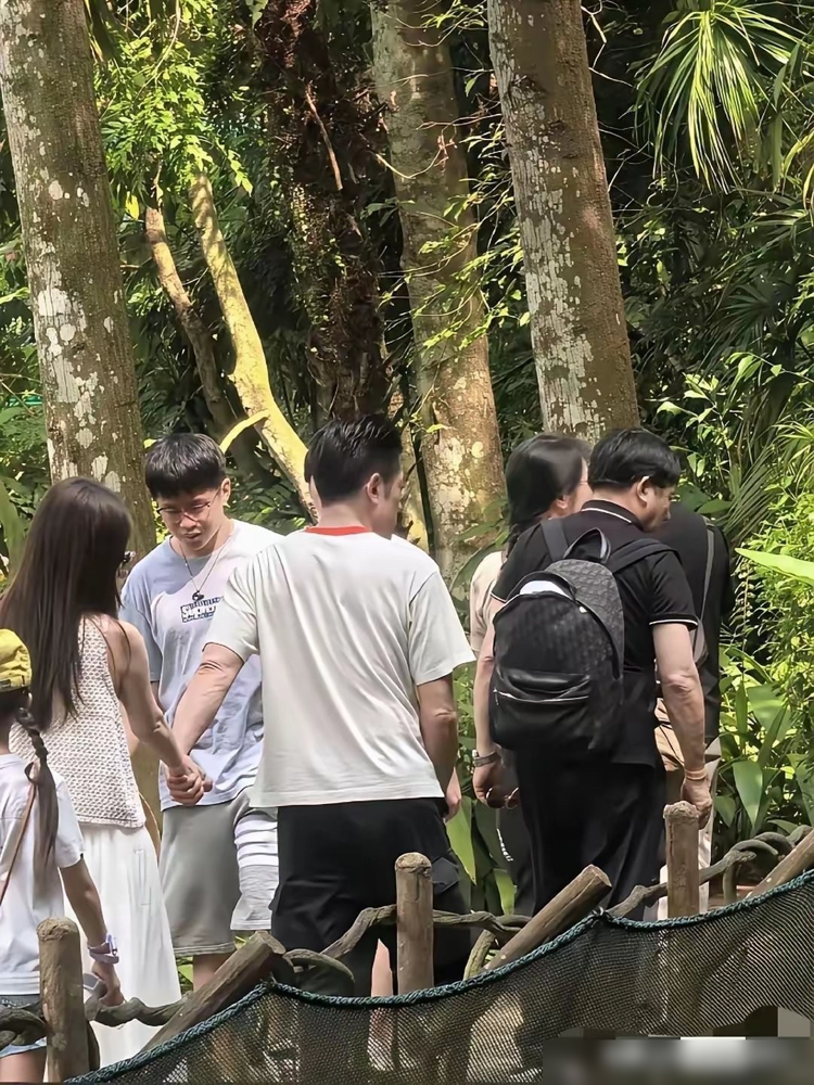 58岁郭富城爬山全程牵着方媛的手，还惦记着给媳妇递纸巾擦汗。同行的老丈人跟在后面，画面看着比女婿还年轻几岁。
网友开玩笑说，这哪是带岳父爬山，分明是带了个大哥出门。22岁的年龄差，愣是被这俩人过成了零距离。
方媛上综艺被骂，郭富城站出来说话：她本来就不是艺人，敢去就是突破。当初节目组找上门，是他