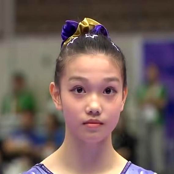 本以为首次出征大型国际赛事的年轻选手容易怯场，没想到柯沁沁一登场就彻底震撼了全场
 

面对巨大的赛场压力，她顶住压力跳出了无可挑剔的720，高低杠全程做到0失误，自由操也是完美呈现。
 

凭借这套干净利落的动作，她一举斩获女子团体冠军和个人全能亚军
 

看她在场上眼神坚定、动作舒展的模样，谁能