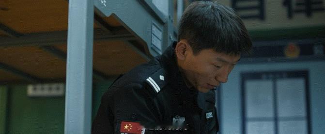 现在我的新墙头是特警转岗的刘浪，一身制服加持，正义感直接溢出屏幕。 ​​​