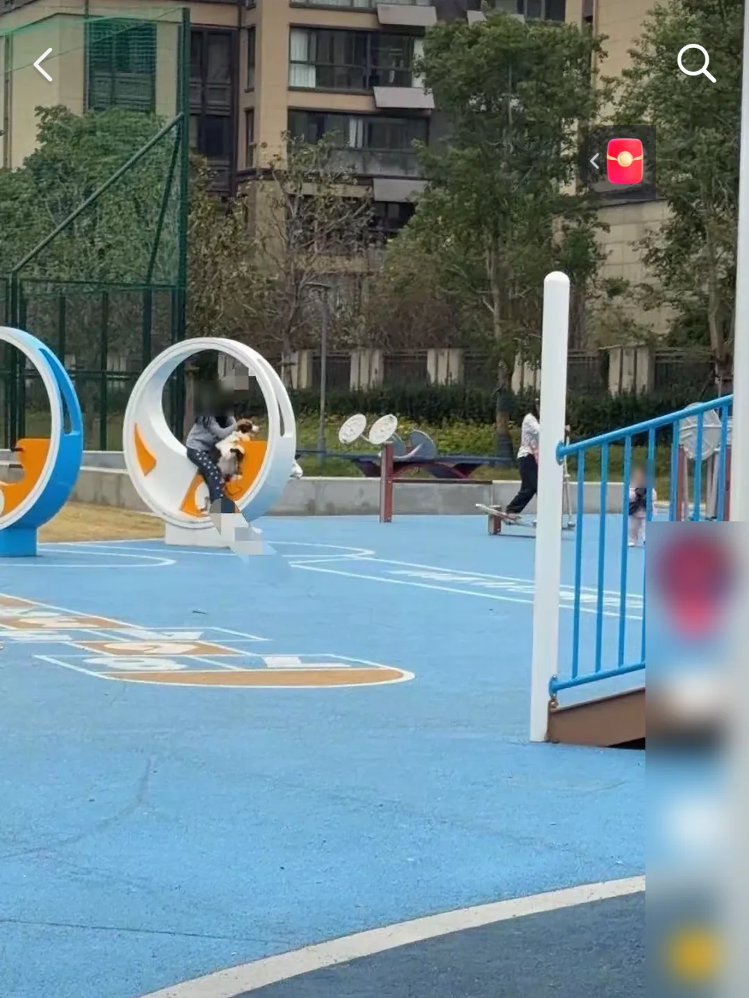 南通某体育公园内，狗主人和家长“杠”上了