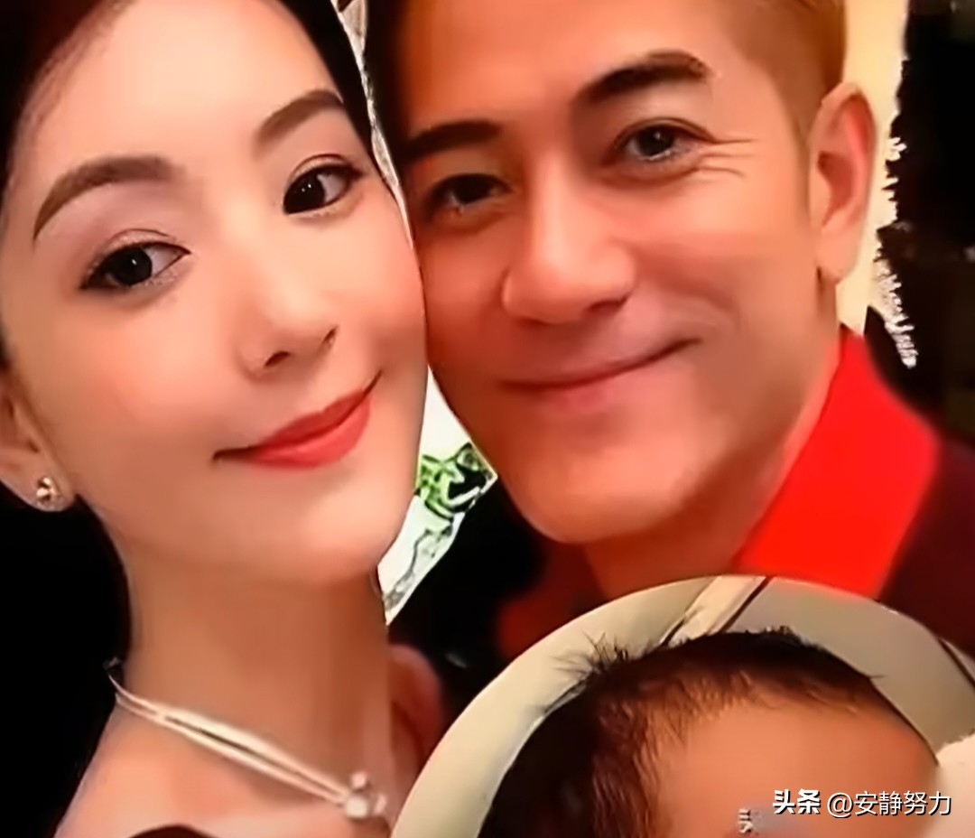 郭富城连生三胎女儿，
为啥不再拼儿子？
看懂名字就明白了………




很多人都说郭富城连生三胎，就是为了拼儿子，事实却并非如此。


他和方媛是老夫少妻，婚后接连迎来三个女儿。


郭富城表示不会再要孩子，不是别的原因，而是心中看得通透。


他给三个女儿取名咏希、咏萱、咏心，每一个名字都饱含父爱