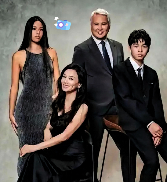 张庭发了全家福，一儿一女现在模样变化也太大了吧，记得她的女儿小时候被网友嘲笑长得丑，现在有一种混血感，儿子更是帅哥一个。

这组照片是她前段时间在社交平台放出的拍摄花絮，一家四口同框出镜，两套造型换着拍，画面里的孩子都已经长到了能和父母并肩的年纪。女儿林家菱站在左侧，留着顺直的长发，身形高挑挺拔，脸