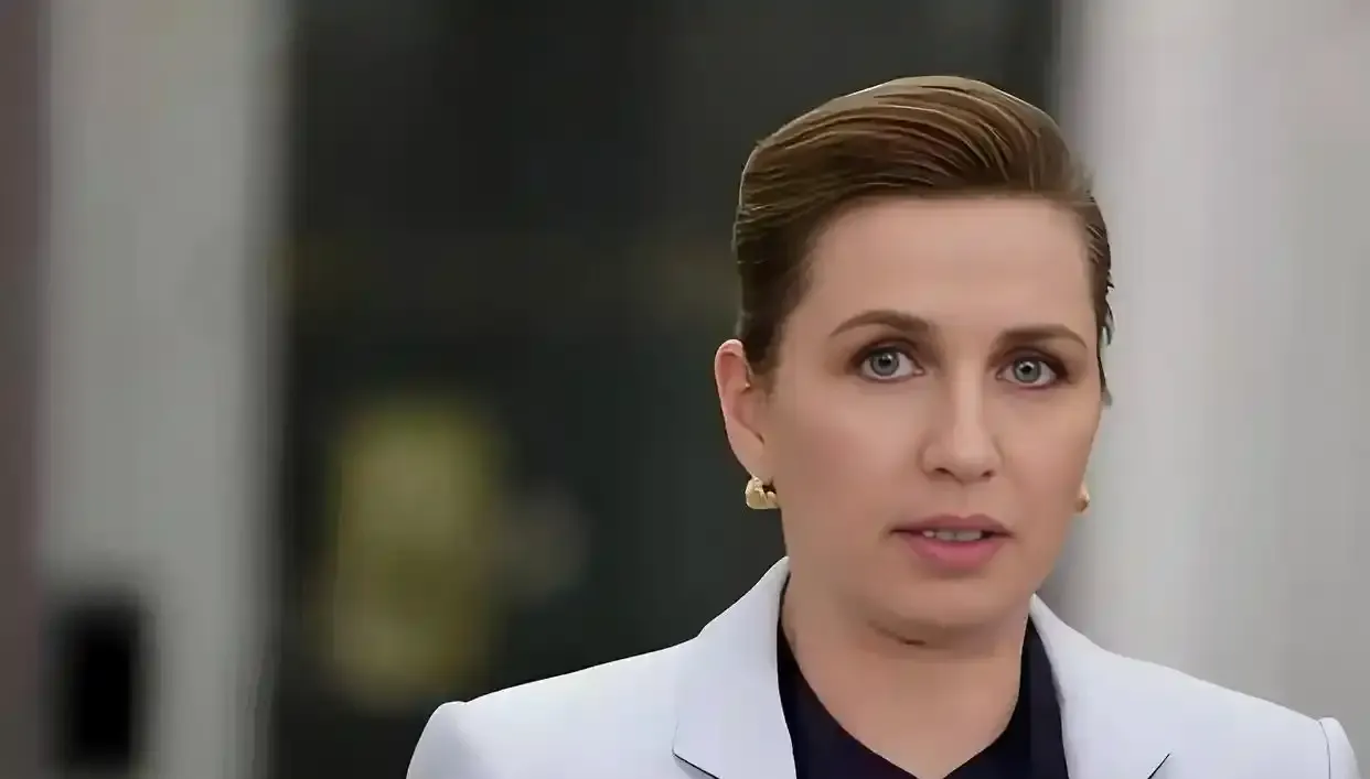丹麦如今接连闹出两个国际大笑话：第一个，丹麦女首相为了讨好美国，对中国不断强硬表态，没想到一转身，美国却把主意打到了丹麦自己的“腿”上。第二个更离谱，丹麦国防部竟明确告诉士兵，如果美国真的对格陵兰岛采取行动，碰上美军可以直接开枪，不需要先等上级命令。

我倒觉得，真正值得琢磨的，不是这句话听起来有多